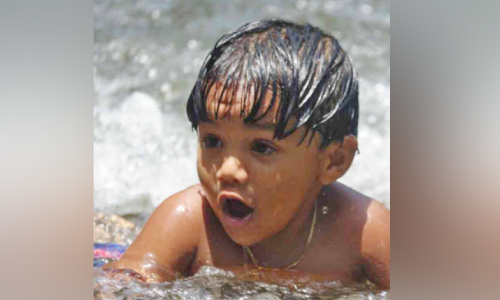 മൂന്നു വയസ്സുകാരി റന നീന്തലിൽ സൂപ്പർ