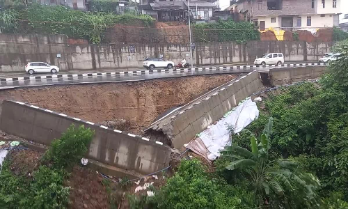 ദിവസങ്ങൾക്ക്​ മുമ്പ്​ തുറന്ന ദേശീയ പാത തകർന്നുവീണു; ഞെട്ടിക്കുന്ന വിഡിയോ വൈറൽ