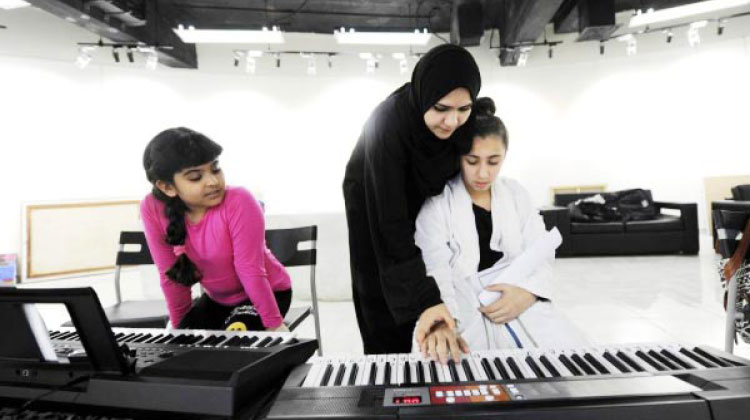 സ്കൂളുകൾക്ക് സംഗീതോപകരണങ്ങൾ നൽകുന്നു സ്കൂളുകൾക്ക് സംഗീതോപകരണങ്ങൾ നൽകുന്നു