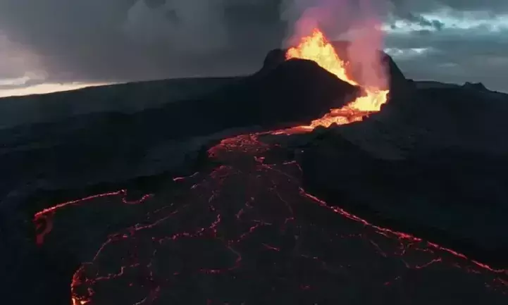 തീ തുപ്പി അഗ്നിപർവതം; ദൃശ്യങ്ങൾ നേരിട്ടുചെന്ന് പകർത്തി ജോയ് ഹെംസിെൻറ ഡ്രോൺ- വൈറലായി വിഡിയോ തീ തുപ്പി അഗ്നിപർവതം; ദൃശ്യങ്ങൾ നേരിട്ടുചെന്ന് പകർത്തി ജോയ് ഹെംസിെൻറ ഡ്രോൺ- വൈറലായി വിഡിയോ
