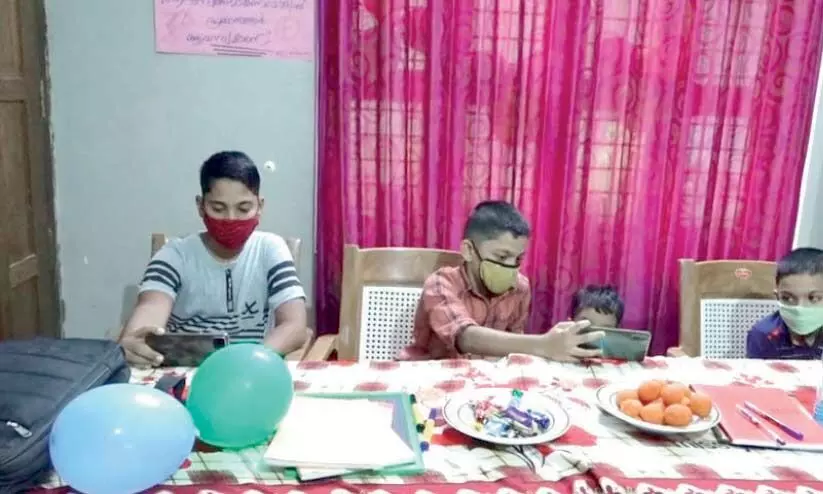 സഹോദരങ്ങൾക്ക് പഠിക്കാൻ വീട്ടിനുള്ളിലുണ്ട് ക്ലാസ് മുറി സഹോദരങ്ങൾക്ക് പഠിക്കാൻ വീട്ടിനുള്ളിലുണ്ട് ക്ലാസ് മുറി