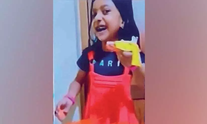 പ്രവേശനോത്സവത്തിൽ താരമായി വിളയൂരിലെ ഋതുപർണ പ്രവേശനോത്സവത്തിൽ താരമായി വിളയൂരിലെ ഋതുപർണ