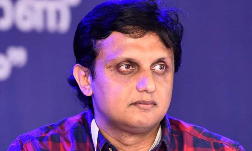 മന്ത്രിയെത്തും മുമ്പേ റോഡ് നവീകരണം; കുഴി അടക്കാനുള്ള ശ്രമം തടഞ്ഞു മന്ത്രിയെത്തും മുമ്പേ റോഡ് നവീകരണം; കുഴി അടക്കാനുള്ള ശ്രമം തടഞ്ഞു