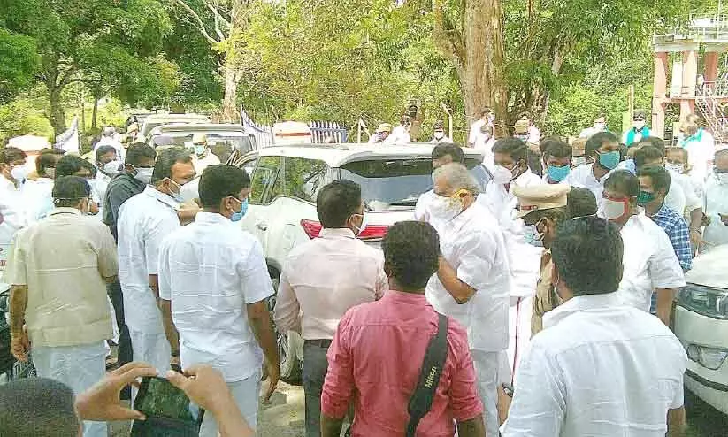 തേക്കടിയിൽ തമിഴ്നാട് മന്ത്രി എത്തി; കോവിഡ് നിയന്ത്രണങ്ങൾ കാറ്റിൽപറന്നു