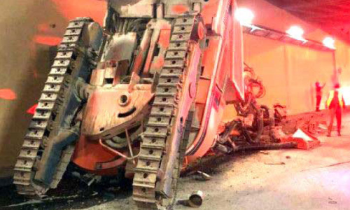 അൽ ഷിന്ദഗ ടണലിൽ ട്രക്ക്​ മറിഞ്ഞു