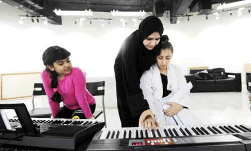 സ്​​​കൂ​​ളു​​ക​​ൾ​​ക്ക്​ സം​​ഗീ​​തോ​​പ​​ക​​ര​​ണ​​ങ്ങ​​ൾ ന​​ൽ​​കു​​ന്നു