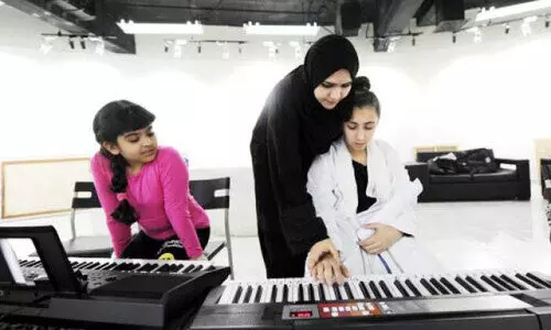 സ്​​​കൂ​​ളു​​ക​​ൾ​​ക്ക്​ സം​​ഗീ​​തോ​​പ​​ക​​ര​​ണ​​ങ്ങ​​ൾ ന​​ൽ​​കു​​ന്നു