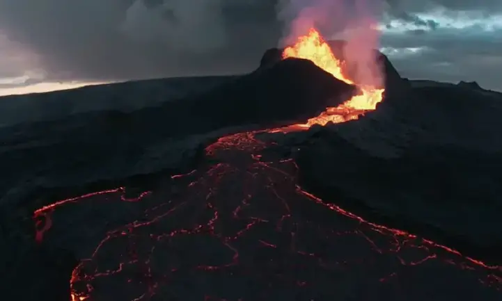 തീ തുപ്പി അഗ്​നിപർവതം; ദൃശ്യങ്ങൾ നേരിട്ടുചെന്ന്​ പകർത്തി ജോയ്​ ഹെംസി​െൻറ ഡ്രോൺ- വൈറലായി വിഡിയോ