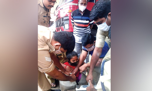 കലത്തിൽ കുടുങ്ങിയ കുട്ടിയെ രക്ഷപ്പെടുത്തി