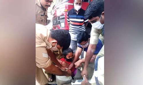 കലത്തിൽ കുടുങ്ങിയ കുട്ടിയെ രക്ഷപ്പെടുത്തി