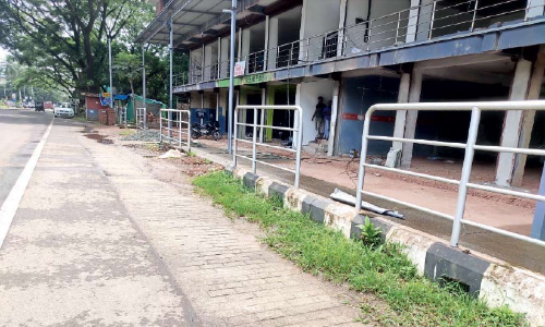 സ്വ​കാ​ര്യ വ്യ​ക്തി​ക​ൾ മു​റി​ച്ചു​ക​ട​ത്തി​യ കൈ​വ​രി​ക​ൾ പു​നഃ​സ്ഥാ​പി​ച്ചു