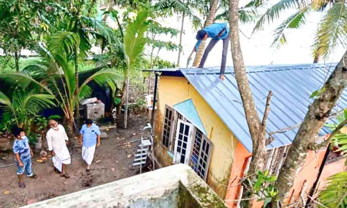 ആരാധ്യക്ക് മഴനനയാതെ പഠിക്കാൻ വെൽഫെയർ പാർട്ടി തണലായി