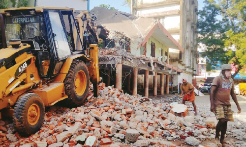 കോവിഡ് മറവിൽ കോർപറേഷൻ ഓഫിസ് പരിസരത്തെ കെട്ടിടം പൊളിക്കുന്നു