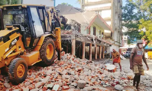 കോവിഡ് മറവിൽ കോർപറേഷൻ ഓഫിസ് പരിസരത്തെ കെട്ടിടം പൊളിക്കുന്നു