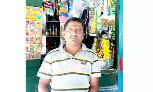 പുണ്യവേൽ ചോദിക്കുന്നു, എന്ത് പുണ്യം ചെയ്യണം ഇൗ കാട്ടാനകളെ തുരത്താൻ? പുണ്യവേൽ ചോദിക്കുന്നു, എന്ത് പുണ്യം ചെയ്യണം ഇൗ കാട്ടാനകളെ തുരത്താൻ?