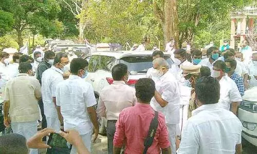 തേക്കടിയിൽ തമിഴ്നാട് മന്ത്രി എത്തി; കോവിഡ് നിയന്ത്രണങ്ങൾ കാറ്റിൽപറന്നു തേക്കടിയിൽ തമിഴ്നാട് മന്ത്രി എത്തി; കോവിഡ് നിയന്ത്രണങ്ങൾ കാറ്റിൽപറന്നു