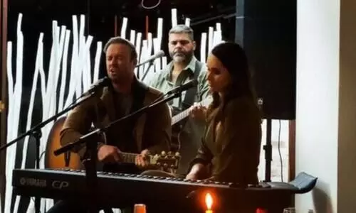 തകർപ്പൻ ഗാനവുമായി ഡിവില്ലിയേഴ്​സും ഭാര്യയും; മെച്ചപ്പെട്ടിട്ടുണ്ടെന്ന്​ മാക്​സ്​വെൽ VIDEO