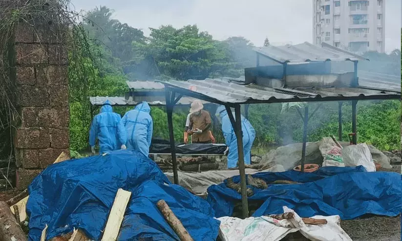 കുഞ്ഞേ, വയറുകീറി എടുത്തത് രക്ഷിക്കാനായിരുന്നു; വിധി നിന്നെ അനാഥയാക്കി.. ഹൃദയം നുറുങ്ങുന്ന വേദന പങ്കുവെച്ച്​  സന്നദ്ധ പ്രവർത്തകൻ