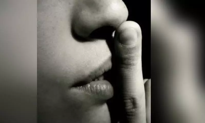 പെൻഷൻ പറ്റിയവർ മിണ്ടരുത്  സ​ർ​വി​സ്​ അ​നു​ഭ​വം പ​ങ്കു​വെ​ച്ചാ​ൽ പെ​ൻ​ഷ​ൻ കി​ട്ടി​ല്ല; ച​ട്ടം പ്രാ​ബ​ല്യ​ത്തി​ൽ