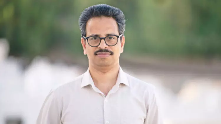 മലയാളത്തെ മധുരമാക്കി കൃഷ്ണദാസ് മാഷ് പടിയിറങ്ങുന്നു മലയാളത്തെ മധുരമാക്കി കൃഷ്ണദാസ് മാഷ് പടിയിറങ്ങുന്നു