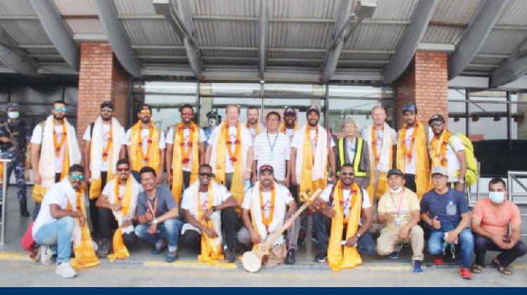 എവറസ്റ്റ് കീഴടക്കിയ സംഘത്തെ ശൈഖ് നാസിർ ബിൻ ഹമദ് ആൽ ഖലീഫ സ്വീകരിച്ചു എവറസ്റ്റ് കീഴടക്കിയ സംഘത്തെ ശൈഖ് നാസിർ ബിൻ ഹമദ് ആൽ ഖലീഫ സ്വീകരിച്ചു