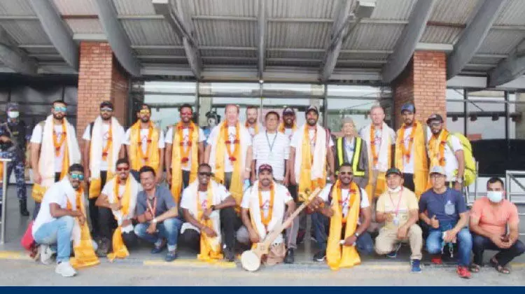 എ​വ​റ​സ്​​റ്റ്​​ കീ​ഴ​ട​ക്കി​യ സം​ഘ​ത്തെ ശൈ​ഖ്​ നാ​സി​ർ ബി​ൻ ഹ​മ​ദ്​ ആ​ൽ ഖ​ലീ​ഫ സ്വീ​ക​രി​ച്ചു