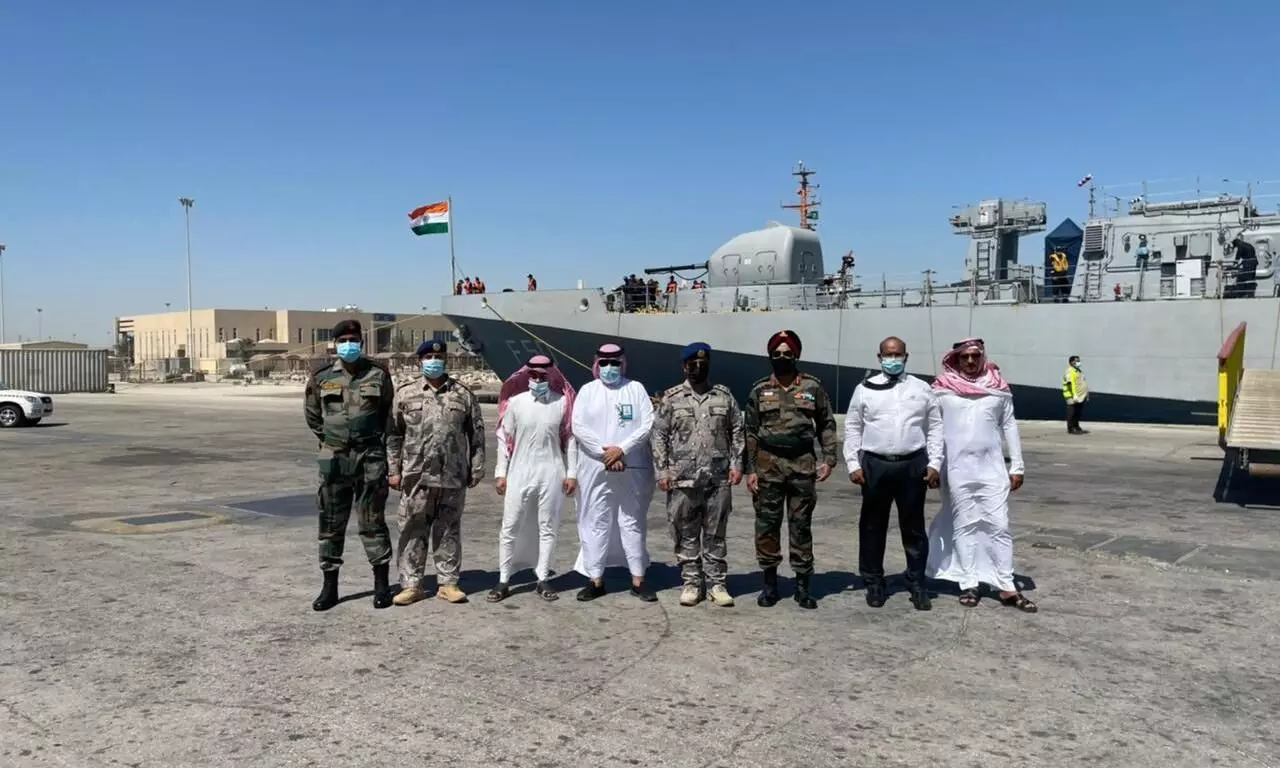 കോവിഡ്;​ പ്രതിരോധ മെഡിക്കൽ ഉപകരണങ്ങൾ ശേഖരിക്കാൻ ഇന്ത്യൻ യുദ്ധക്കപ്പൽ ദമ്മാം തീരത്ത്​