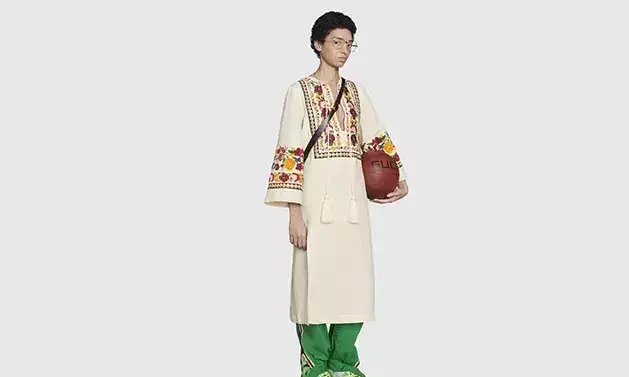 ഈ ഇന്ത്യൻ കുർത്തിക്ക് വെറും 2.5 ലക്ഷം രൂപ, ഞെട്ടി നെറ്റിസൺസ്