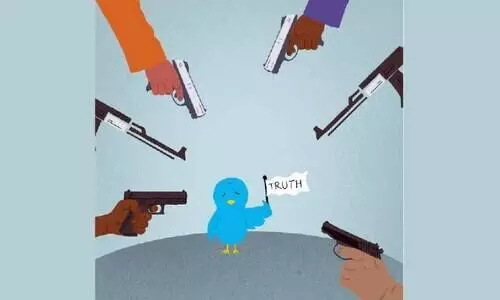 സമൂഹമാധ്യമങ്ങൾക്ക്​ കേന്ദ്രം പൂട്ടിടു​േമ്പാൾ