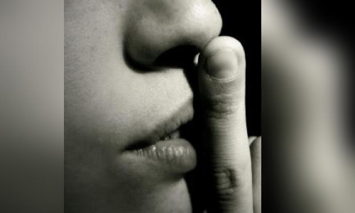 പെൻഷൻ പറ്റിയവർ മിണ്ടരുത്  സ​ർ​വി​സ്​ അ​നു​ഭ​വം പ​ങ്കു​വെ​ച്ചാ​ൽ പെ​ൻ​ഷ​ൻ കി​ട്ടി​ല്ല; ച​ട്ടം പ്രാ​ബ​ല്യ​ത്തി​ൽ