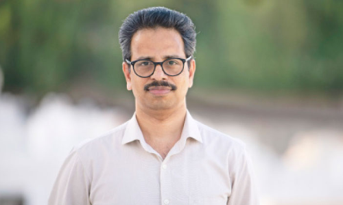 മ​ല​യാ​ള​ത്തെ മ​ധു​ര​മാ​ക്കി കൃ​ഷ്​​ണ​ദാ​സ് മാ​ഷ് പ​ടി​യി​റ​ങ്ങു​ന്നു