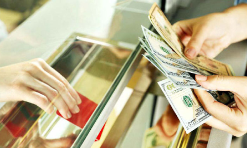 വി​നി​മ​യ നി​ര​ക്ക് മെ​ച്ച​പ്പെ​ടു​ന്നു; പ്ര​തീ​ക്ഷ​യി​ൽ പ്ര​വാ​സി​ക​ൾ