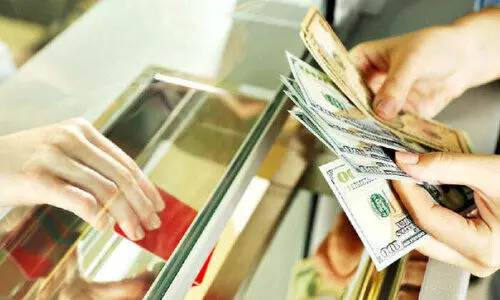 വി​നി​മ​യ നി​ര​ക്ക് മെ​ച്ച​പ്പെ​ടു​ന്നു; പ്ര​തീ​ക്ഷ​യി​ൽ പ്ര​വാ​സി​ക​ൾ