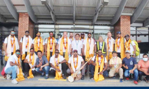 എ​വ​റ​സ്​​റ്റ്​​ കീ​ഴ​ട​ക്കി​യ സം​ഘ​ത്തെ ശൈ​ഖ്​ നാ​സി​ർ ബി​ൻ ഹ​മ​ദ്​ ആ​ൽ ഖ​ലീ​ഫ സ്വീ​ക​രി​ച്ചു