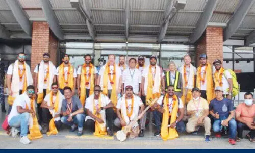 എ​വ​റ​സ്​​റ്റ്​​ കീ​ഴ​ട​ക്കി​യ സം​ഘ​ത്തെ ശൈ​ഖ്​ നാ​സി​ർ ബി​ൻ ഹ​മ​ദ്​ ആ​ൽ ഖ​ലീ​ഫ സ്വീ​ക​രി​ച്ചു