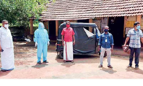 പോ​സി​റ്റി​വാ​യ നാ​ലു​പേ​രെ സ്വ​ന്തം വാ​ഹ​ന​ത്തി​ൽ എ​ത്തി​ച്ച് പ​ഞ്ചാ​യ​ത്ത്​ അം​ഗം