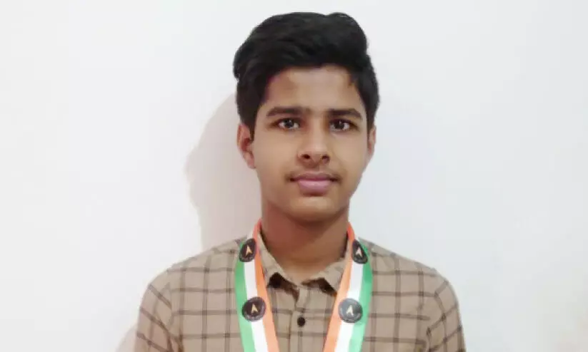 ഹെമിൽ ഇടതുകരംകൊണ്ട് എഴുതിക്കയറിയത് ബുക് ഓഫ് റെക്കോഡിലേക്ക്