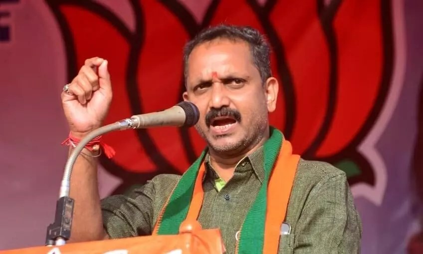 കുഴൽപ്പണ കവർച്ച: അന്വേഷണം കോന്നിയിൽ, കെ. സുരേന്ദ്രെൻറ ഹെലികോപ്ടർ യാത്രയും പരിശോധിക്കുന്നു കുഴൽപ്പണ കവർച്ച: അന്വേഷണം കോന്നിയിൽ, കെ. സുരേന്ദ്രെൻറ ഹെലികോപ്ടർ യാത്രയും പരിശോധിക്കുന്നു