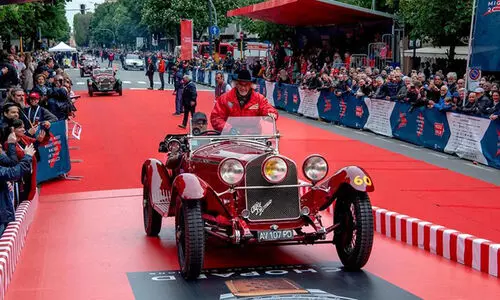 വി​േൻറജ്​ കാറുകളുടെ വേഗപ്പോരിന്​  ട്രാക്കൊരുക്കി യു.എ.ഇ