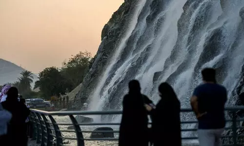 ജ​ല​ക​ണ​ങ്ങ​ൾ നൃ​ത്ത​മാ​ടു​ന്ന ഖോ​ർ​ഫ​ക്കാ​ൻ ആം​ഫി തീ​യ​റ്റ​ർ