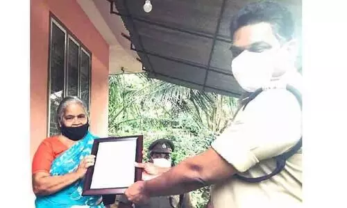 കള്ളനെ തടഞ്ഞ വയോധികക്ക് പൊലീസിന്റെ ബിഗ് സല്യൂട്ട് കള്ളനെ തടഞ്ഞ വയോധികക്ക് പൊലീസിന്റെ ബിഗ് സല്യൂട്ട്