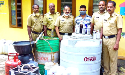 തൊടിയൂരിൽ വാറ്റ് കേന്ദ്രത്തിൽ റെയ്​ഡ്​; ചാരായവും കോടയും പിടികൂടി