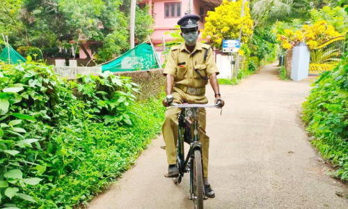 സൈക്കിളിലാണ്​ പവിത്ര​െൻറ ജീവിതം