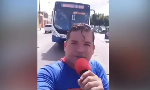 ഓടുന്ന​ ബസ് സൂപ്പർമാൻെറ വസ്​ത്രമണിഞ്ഞ്​​ തടഞ്ഞുനിർത്തുന്നതിനിടെ അപകടം; അമ്പരപ്പ്​ മാറാതെ കാഴ്​ചക്കാർ - വിഡിയോ