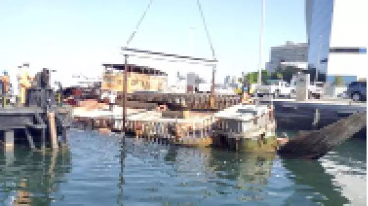 ക്രീക്കിൽ േഫ്ലാട്ടിങ് റസ്റ്റാറൻറ് വെള്ളത്തിൽ മുങ്ങി ക്രീക്കിൽ േഫ്ലാട്ടിങ് റസ്റ്റാറൻറ് വെള്ളത്തിൽ മുങ്ങി