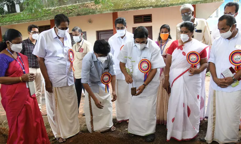 ഹരിതം സഹകരണം പദ്ധതി ലക്ഷ്യമിടുന്നത് പരിസ്ഥിതിയുടെ വീണ്ടെടുപ്പ് -മന്ത്രി വി.എന്. വാസവന് ഹരിതം സഹകരണം പദ്ധതി ലക്ഷ്യമിടുന്നത് പരിസ്ഥിതിയുടെ വീണ്ടെടുപ്പ് -മന്ത്രി വി.എന്. വാസവന്