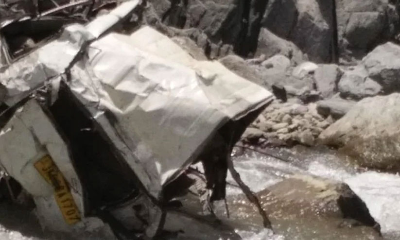 കശ്മീരിൽ വാഹനം കൊക്കയിൽ വീണ് ജവാൻ അടക്കം അഞ്ചു മരണം കശ്മീരിൽ വാഹനം കൊക്കയിൽ വീണ് ജവാൻ അടക്കം അഞ്ചു മരണം