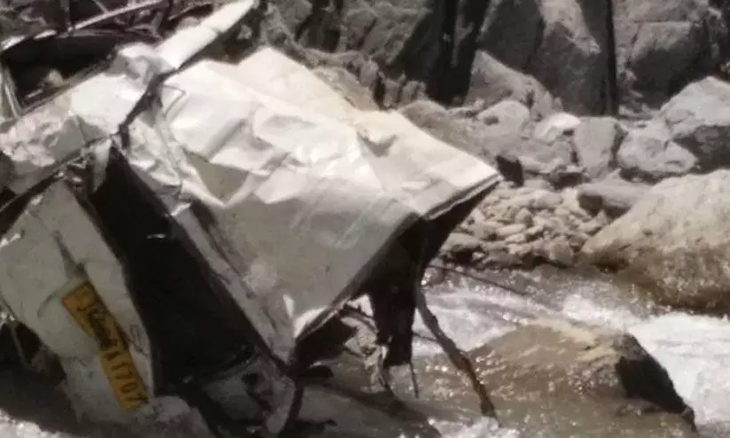 കശ്മീരിൽ വാഹനം കൊക്കയിൽ വീണ് ജവാൻ അടക്കം അഞ്ചു മരണം കശ്മീരിൽ വാഹനം കൊക്കയിൽ വീണ് ജവാൻ അടക്കം അഞ്ചു മരണം