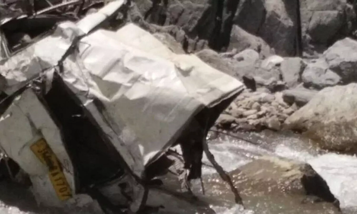 കശ്​മീരിൽ വാഹനം കൊക്കയിൽ വീണ്​ ജവാൻ അടക്കം അഞ്ചു​ മരണം