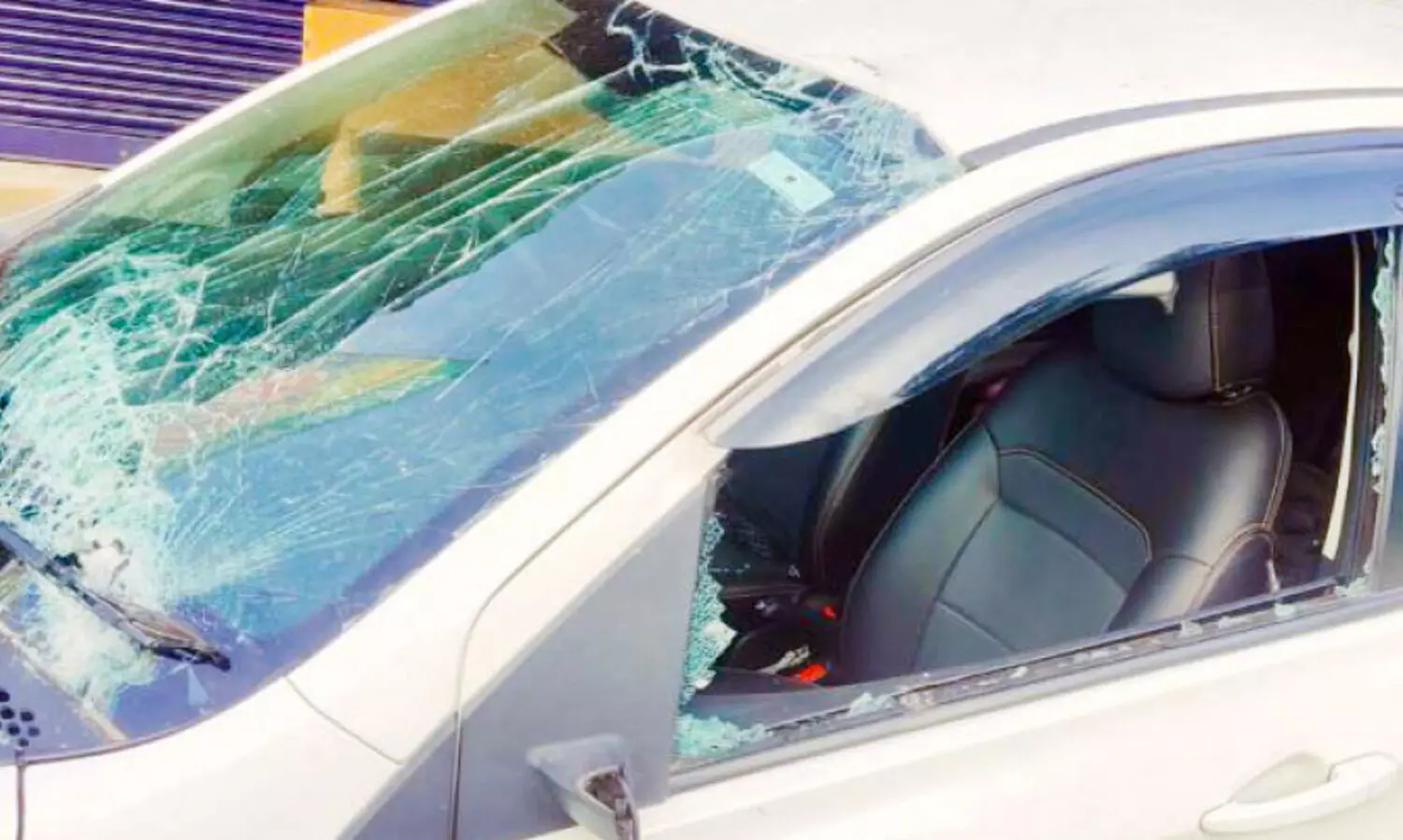 തോൽപ്പെട്ടി ചെക്ക്​​പോസ്​റ്റിൽ കാട്ടാന ആക്രമണം; ഉദ്യോഗസ്ഥന്‍റെ കാർ തകർത്തു